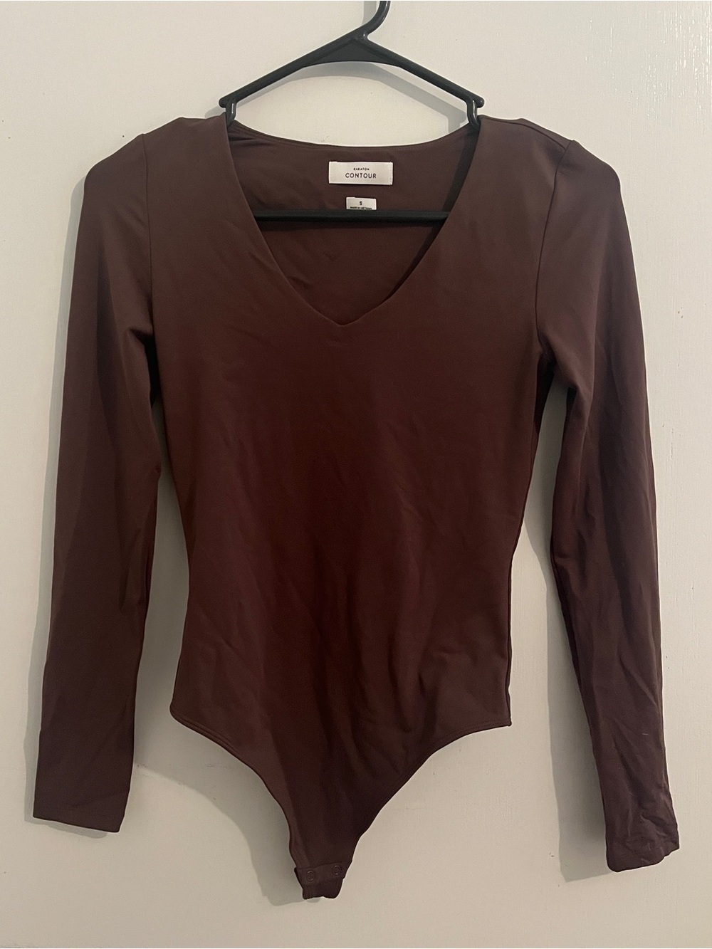 Aritzia Babaton Contour V-Neck Long Sleeve Bodysuit in Dark Brown - Picture 2 of 4